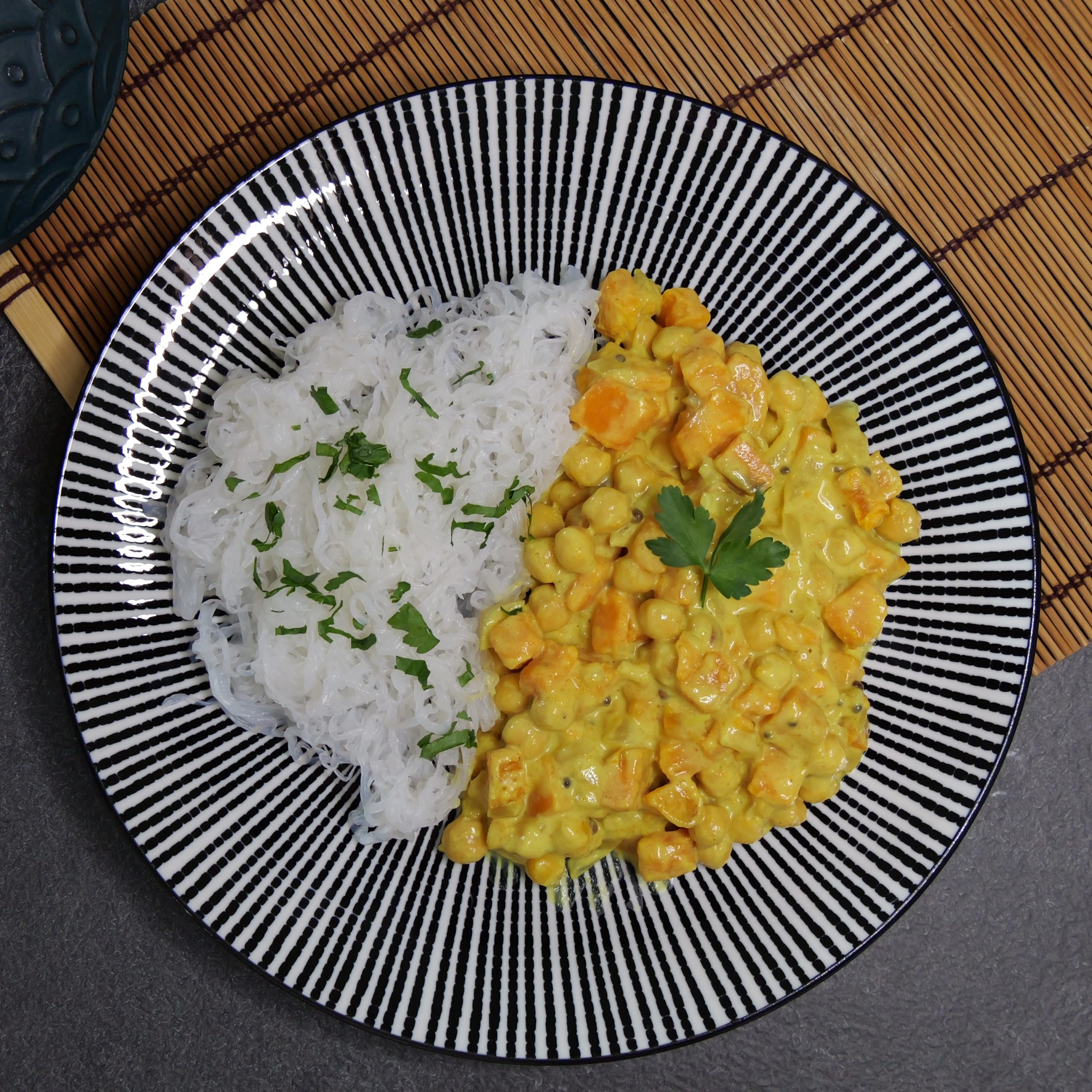 Curry de nouilles de konjac, patates douces et pois chiches