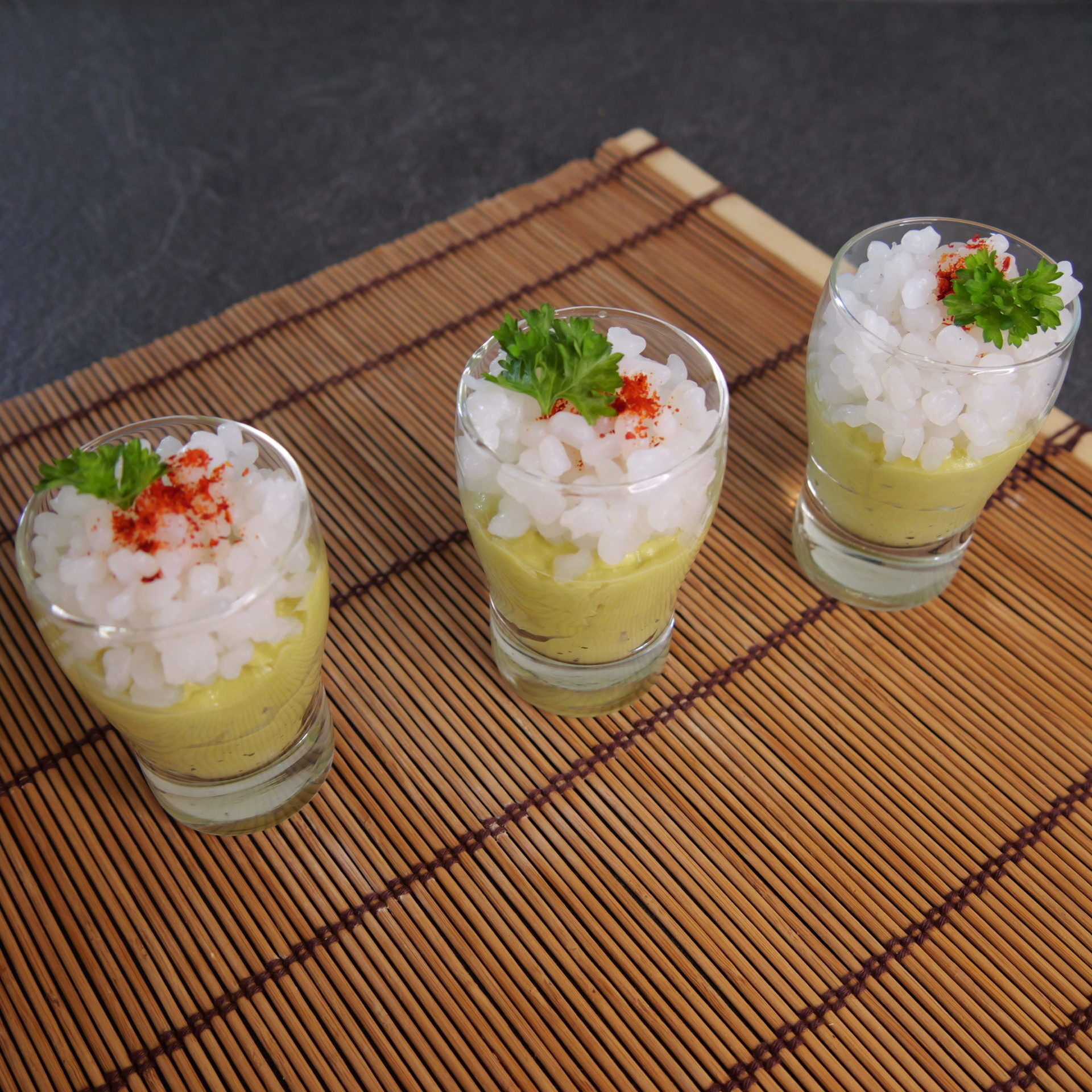 Verrine au perles de konjac, petits pois et avocat