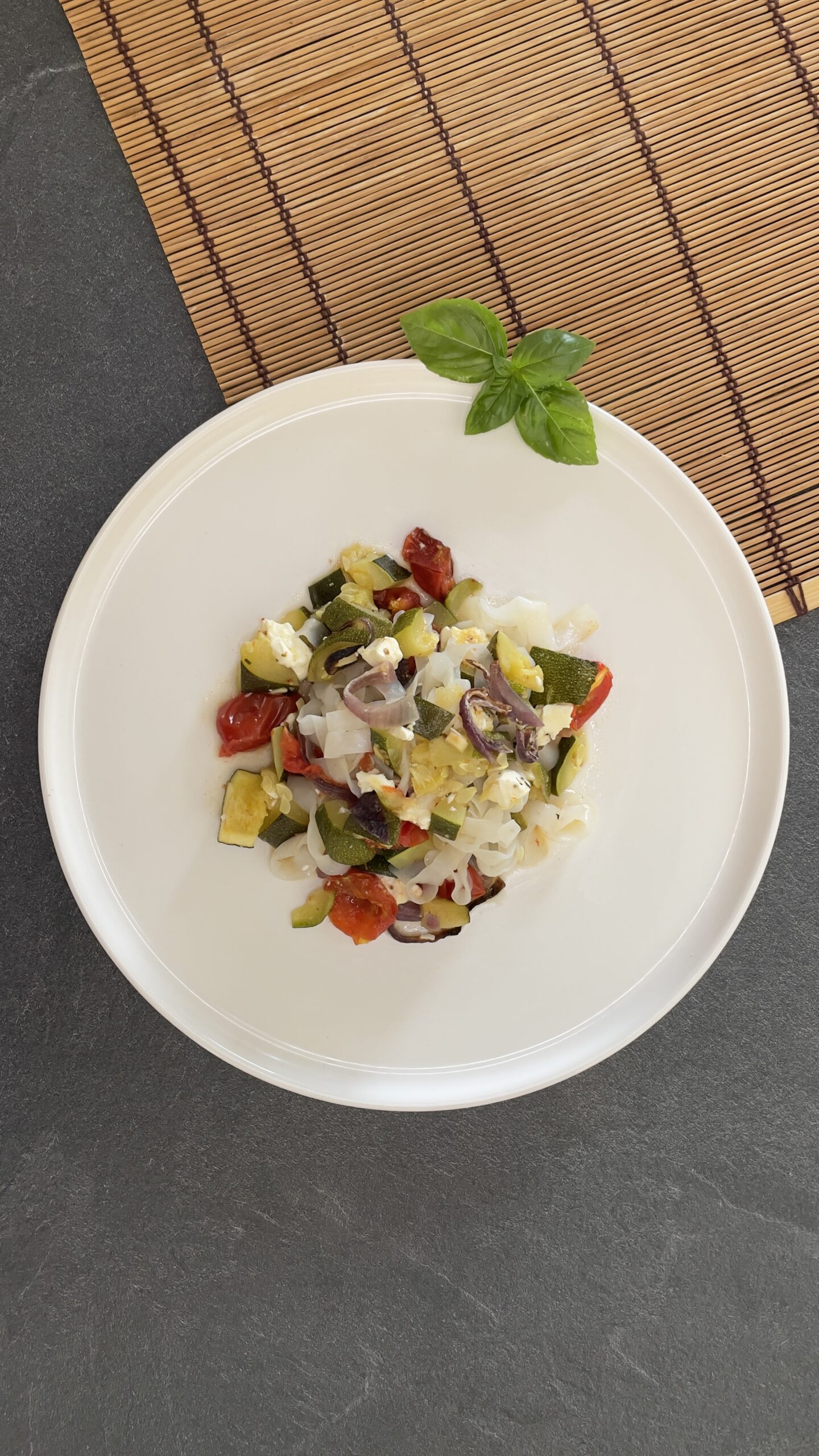 Assiette blanche, plat coloré