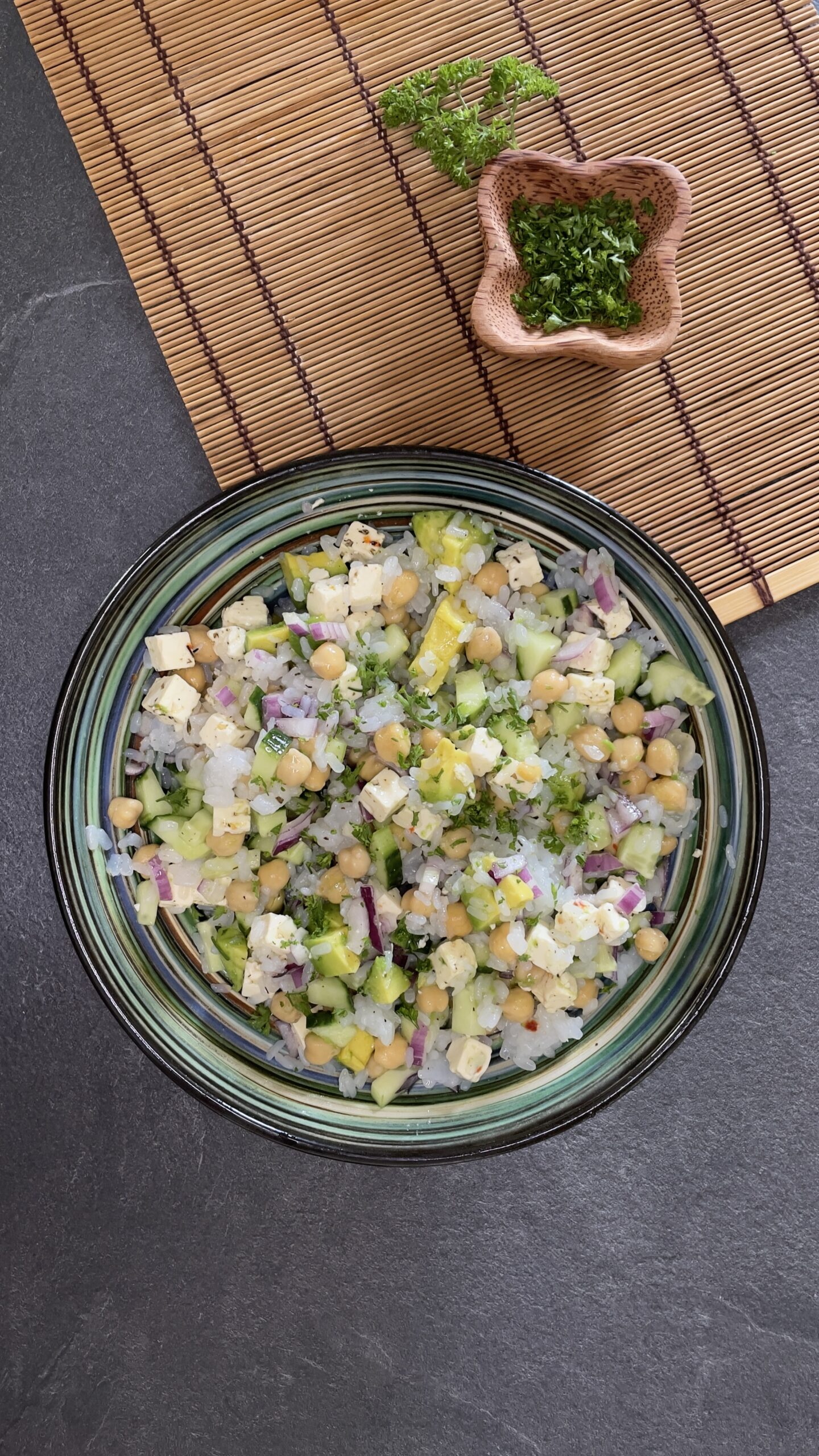 Saladier avec salade colorée et tomate cerise