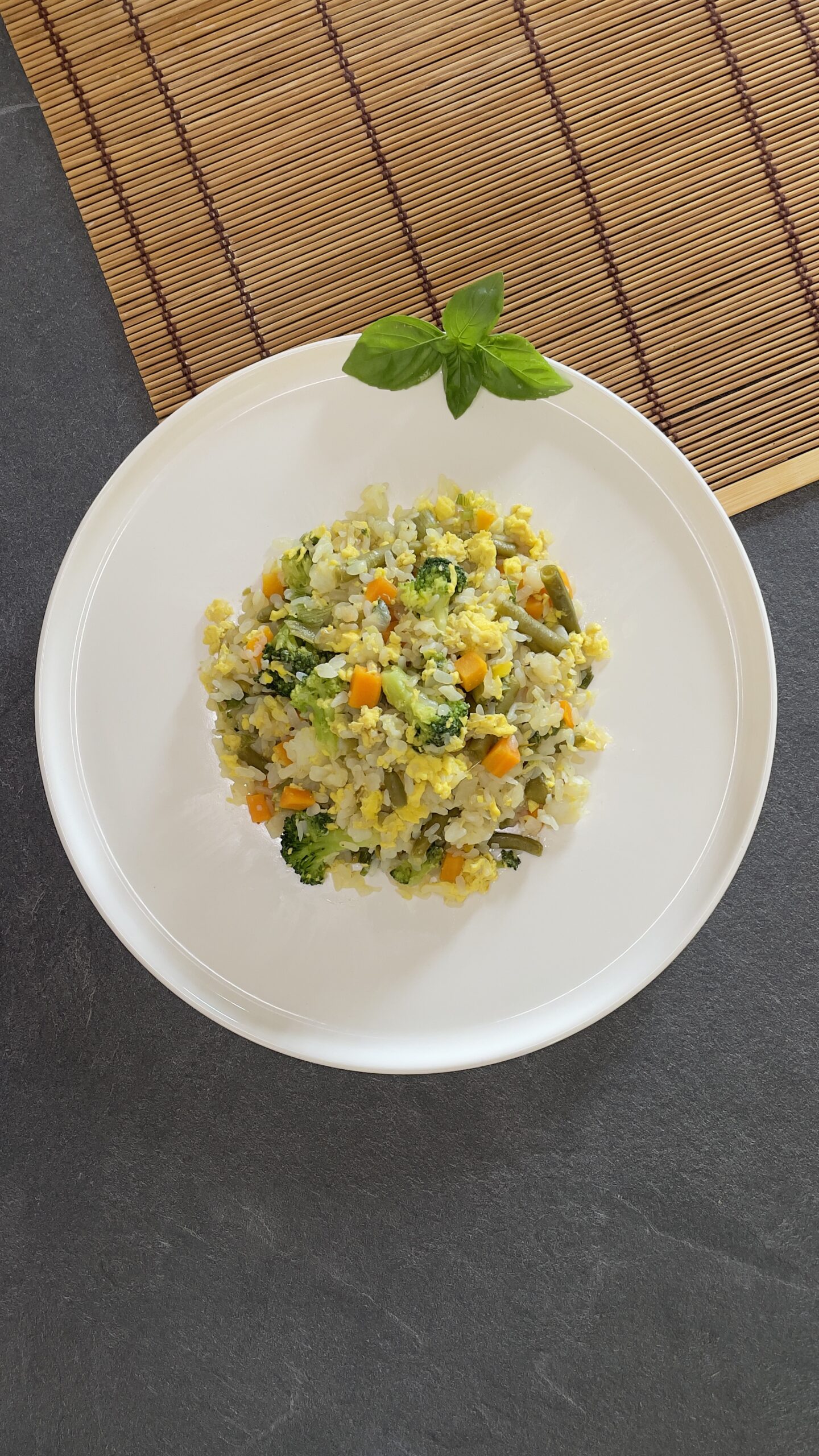 Saladier avec salade colorée et tomate cerise