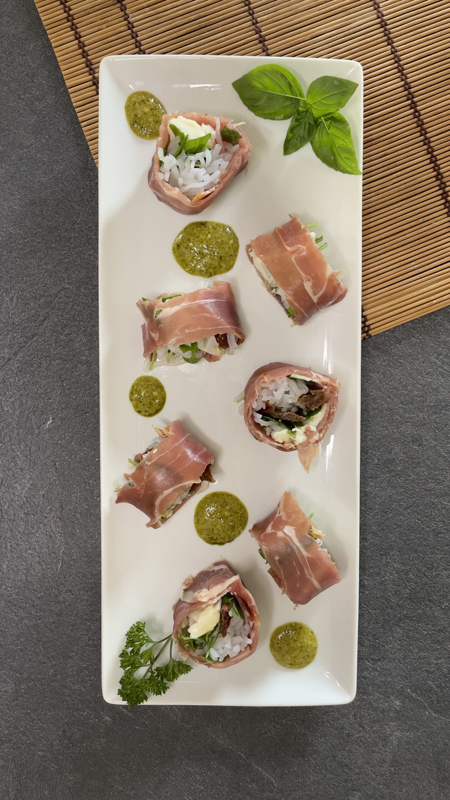 Saladier avec salade colorée et tomate cerise