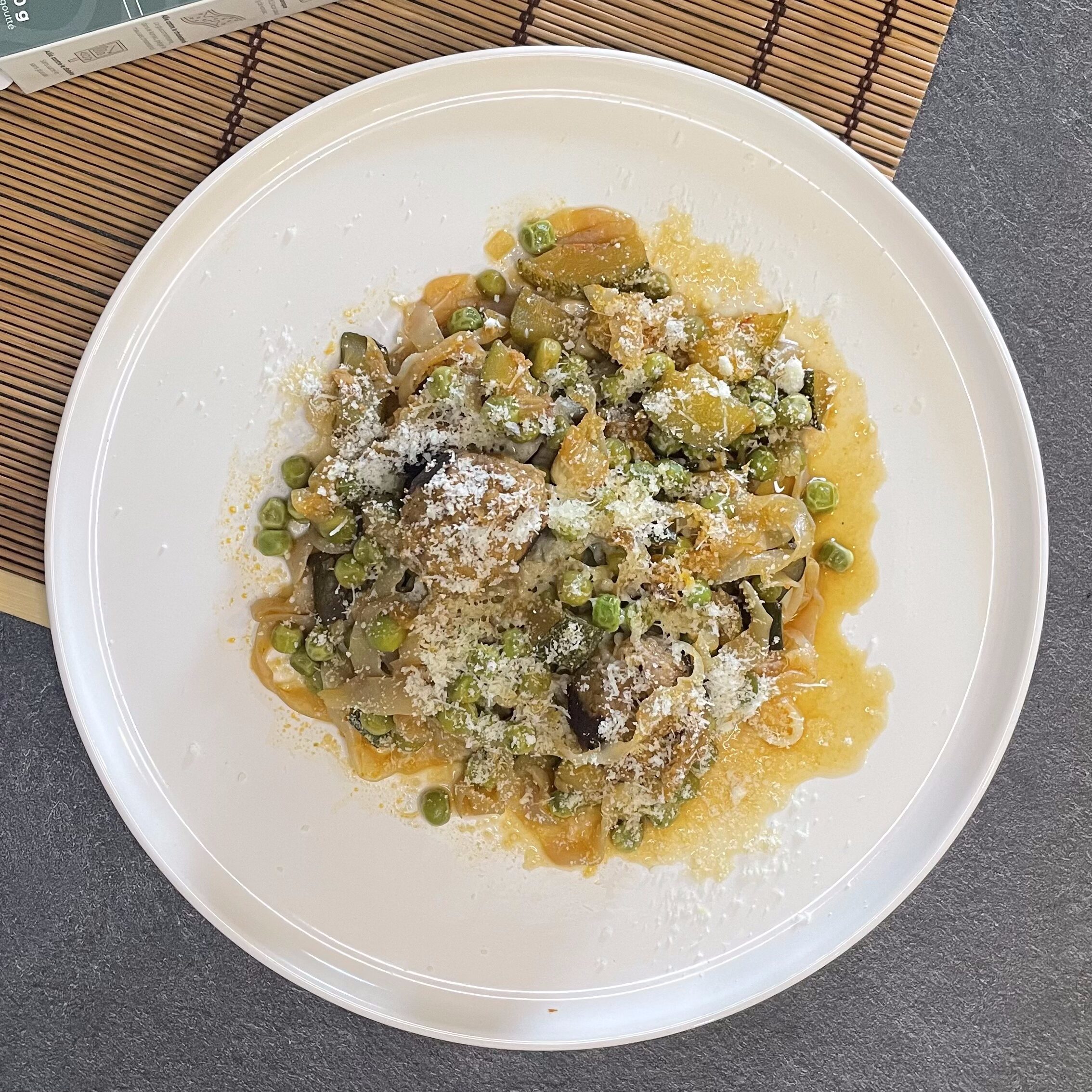 Tagliatelles de konjac aux boulettes de bœuf, courgettes et petits pois