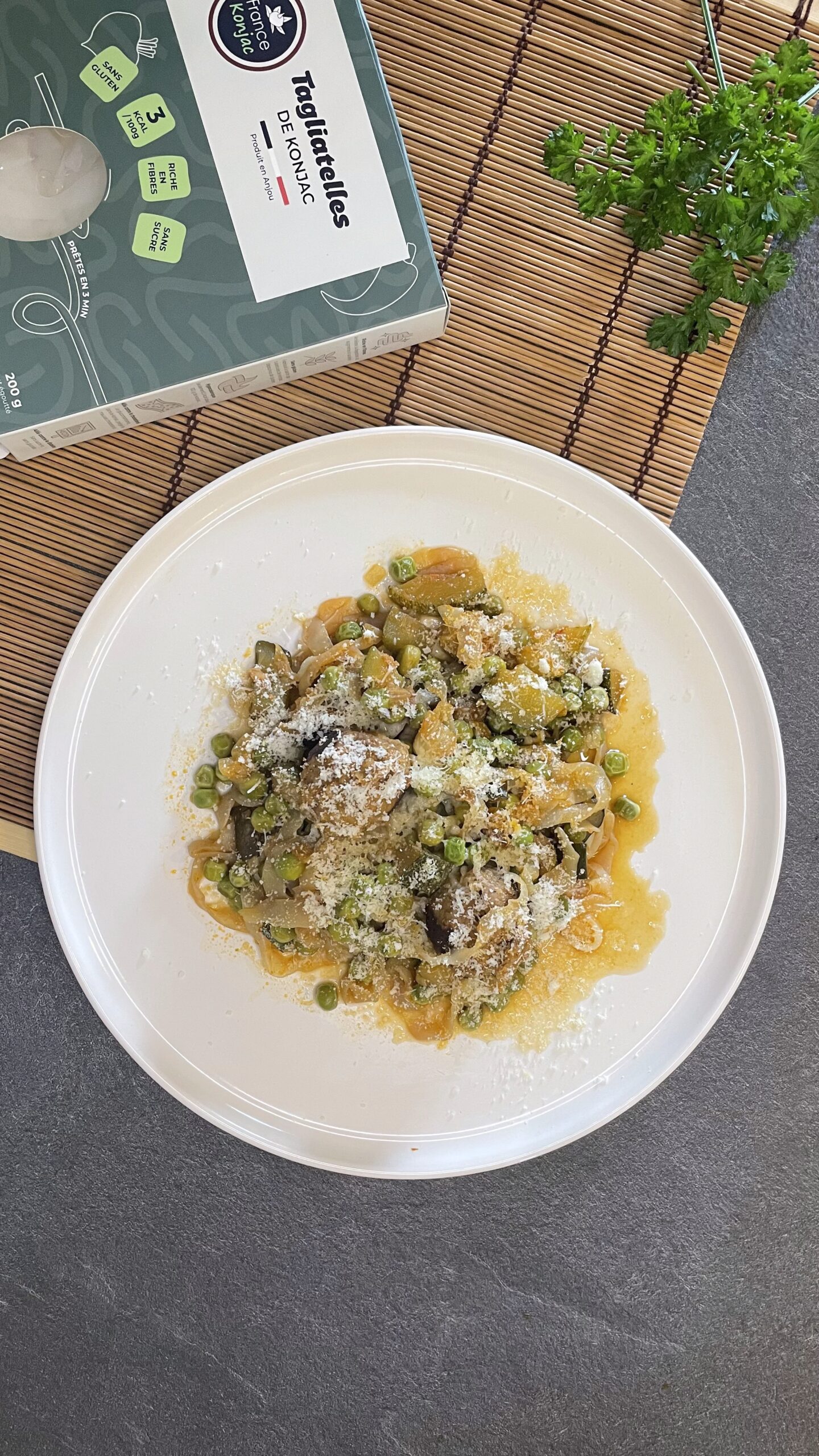 Saladier avec salade colorée et tomate cerise