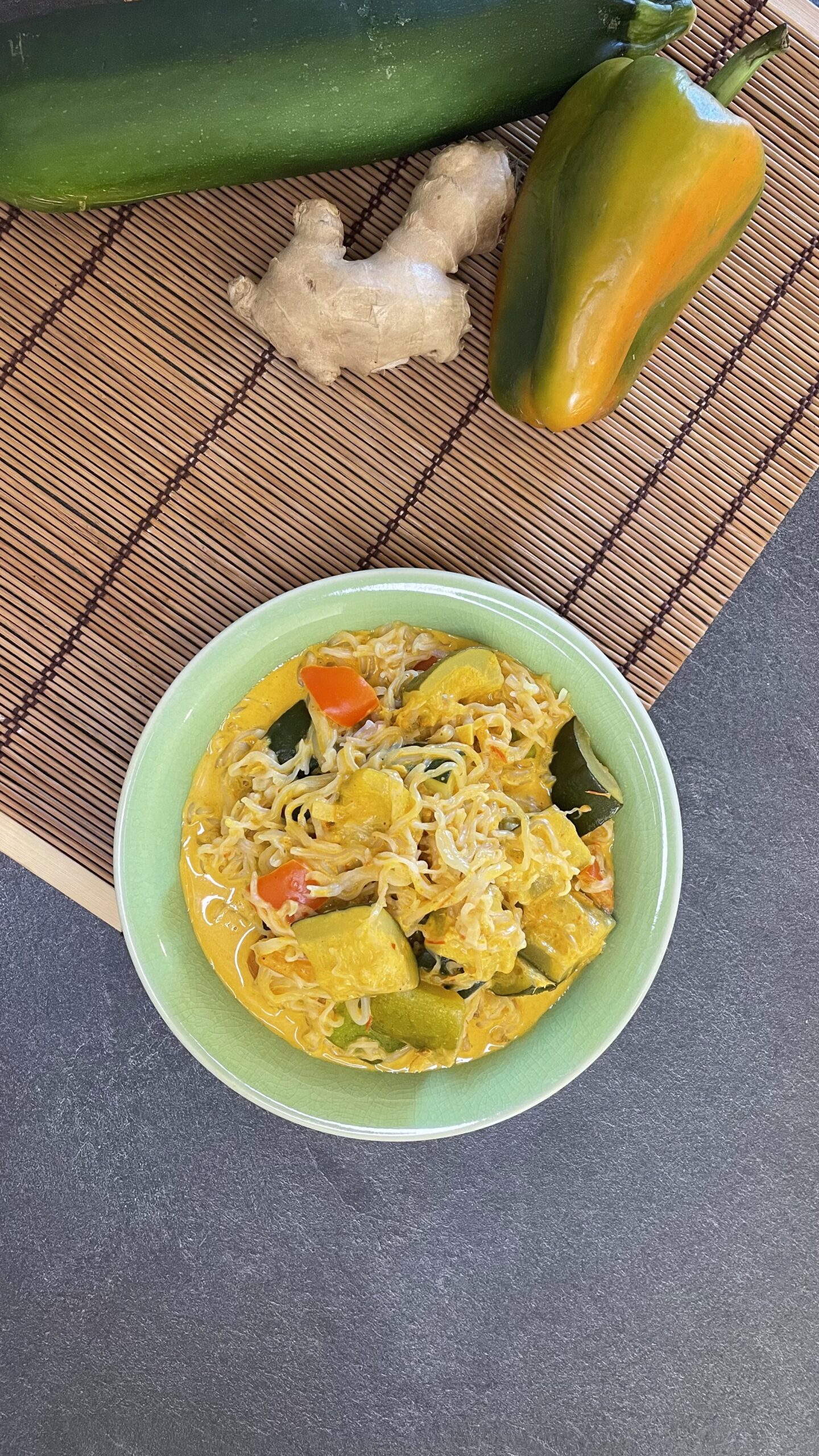 Saladier avec salade colorée et tomate cerise