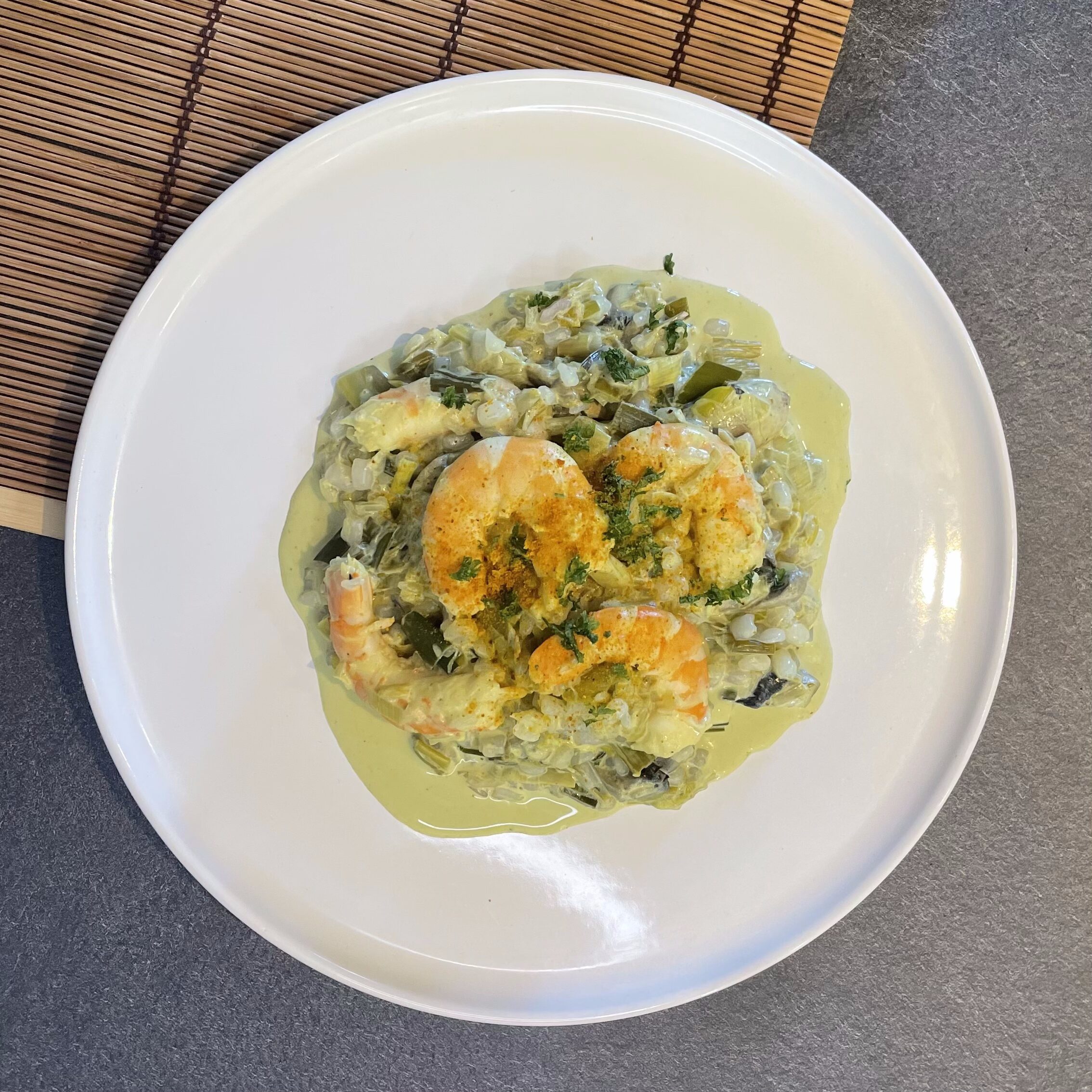 Riz de konjac à la fondue de poireaux, champignons et crevettes