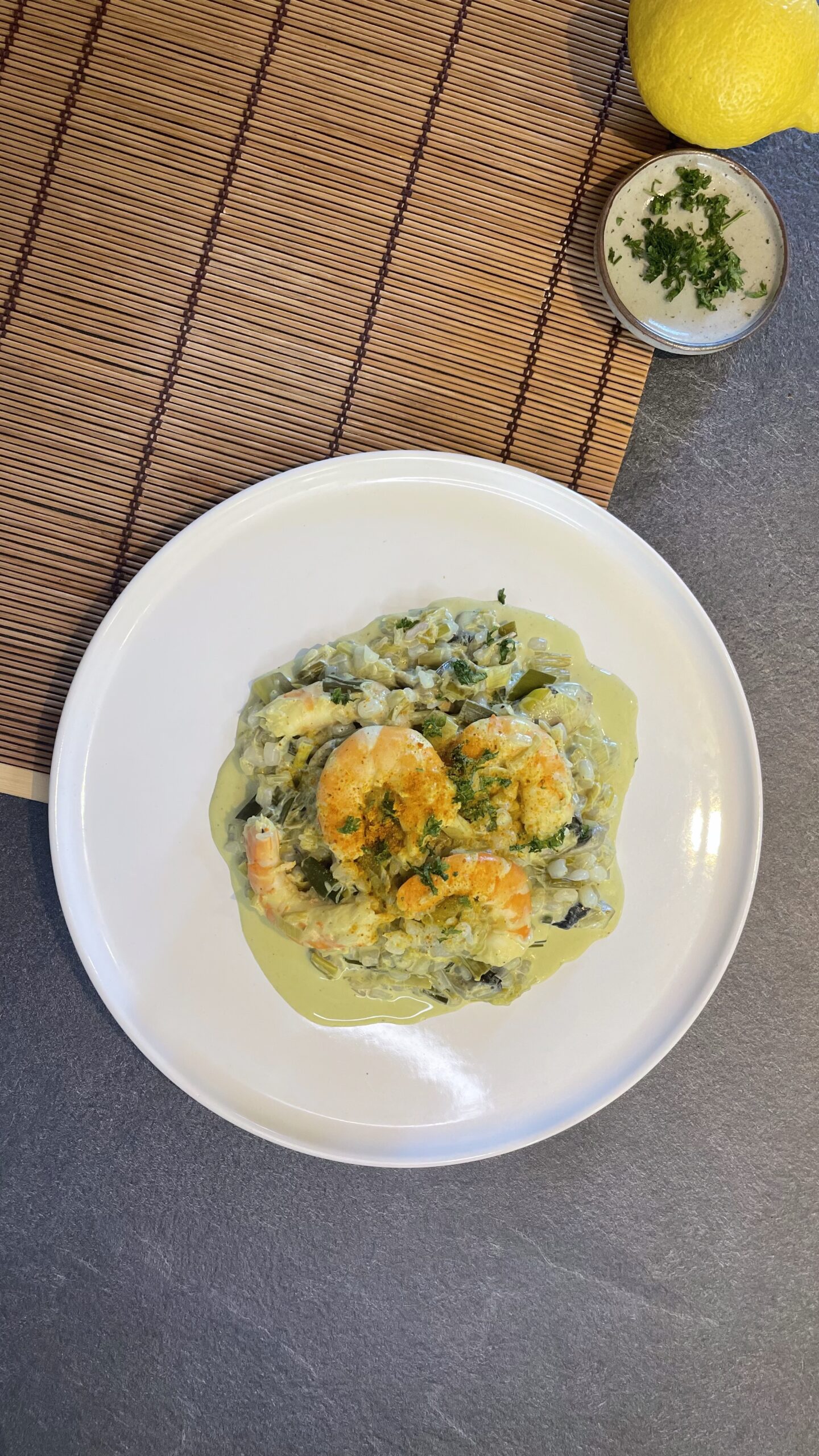 Saladier avec salade colorée et tomate cerise