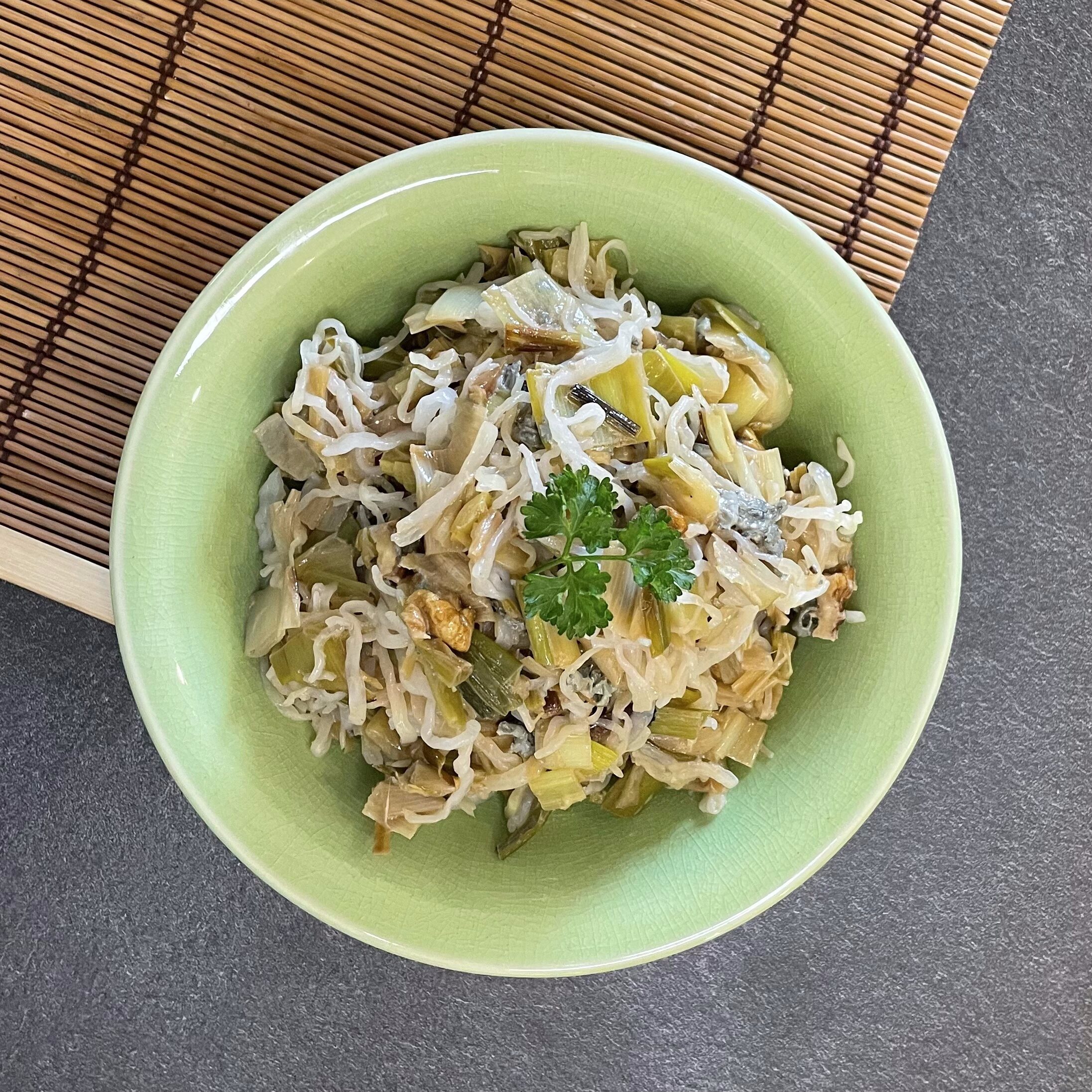 Nouilles de konjac à la fondue de poireaux, noix et bleu