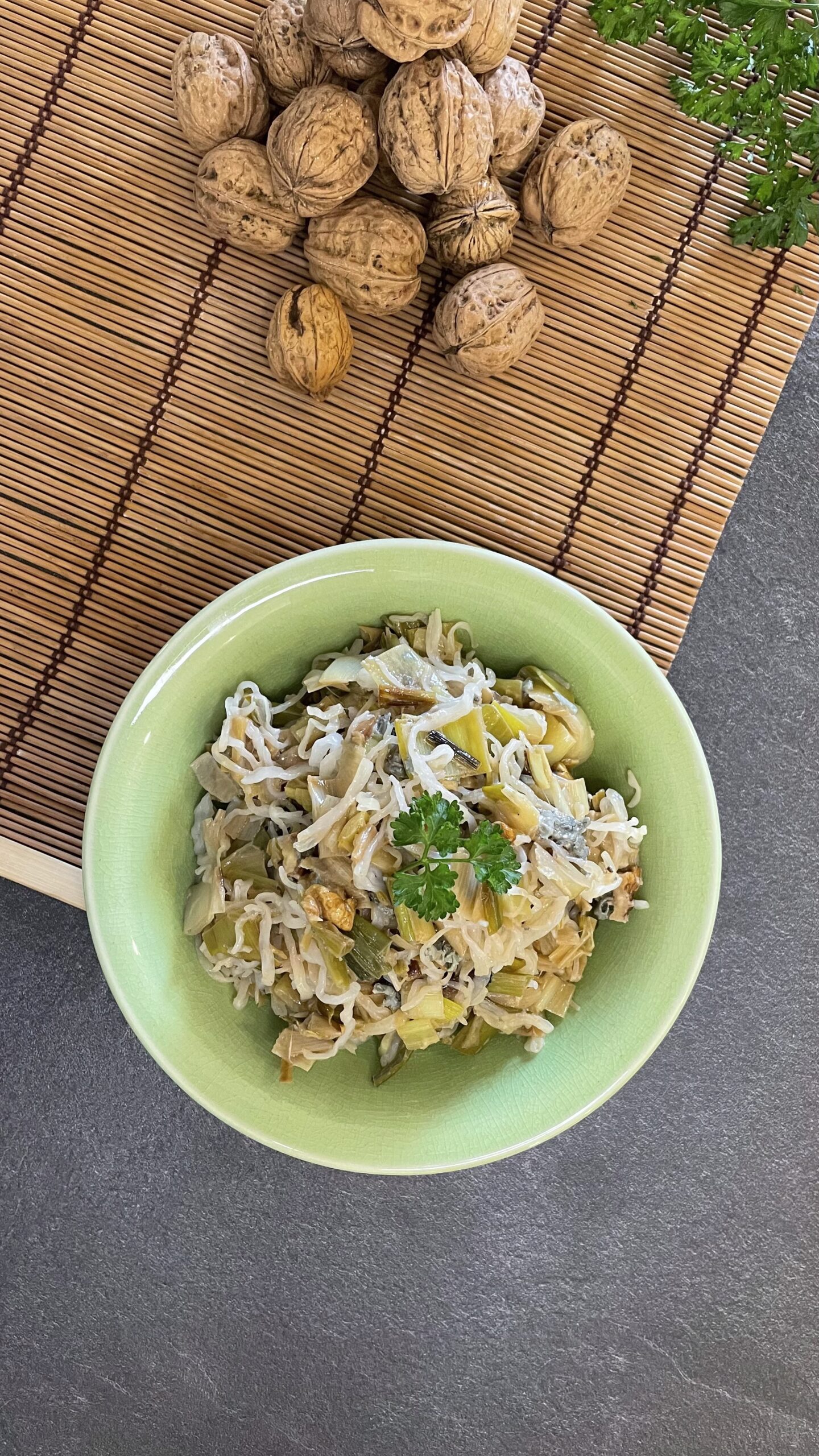 Saladier avec salade colorée et tomate cerise