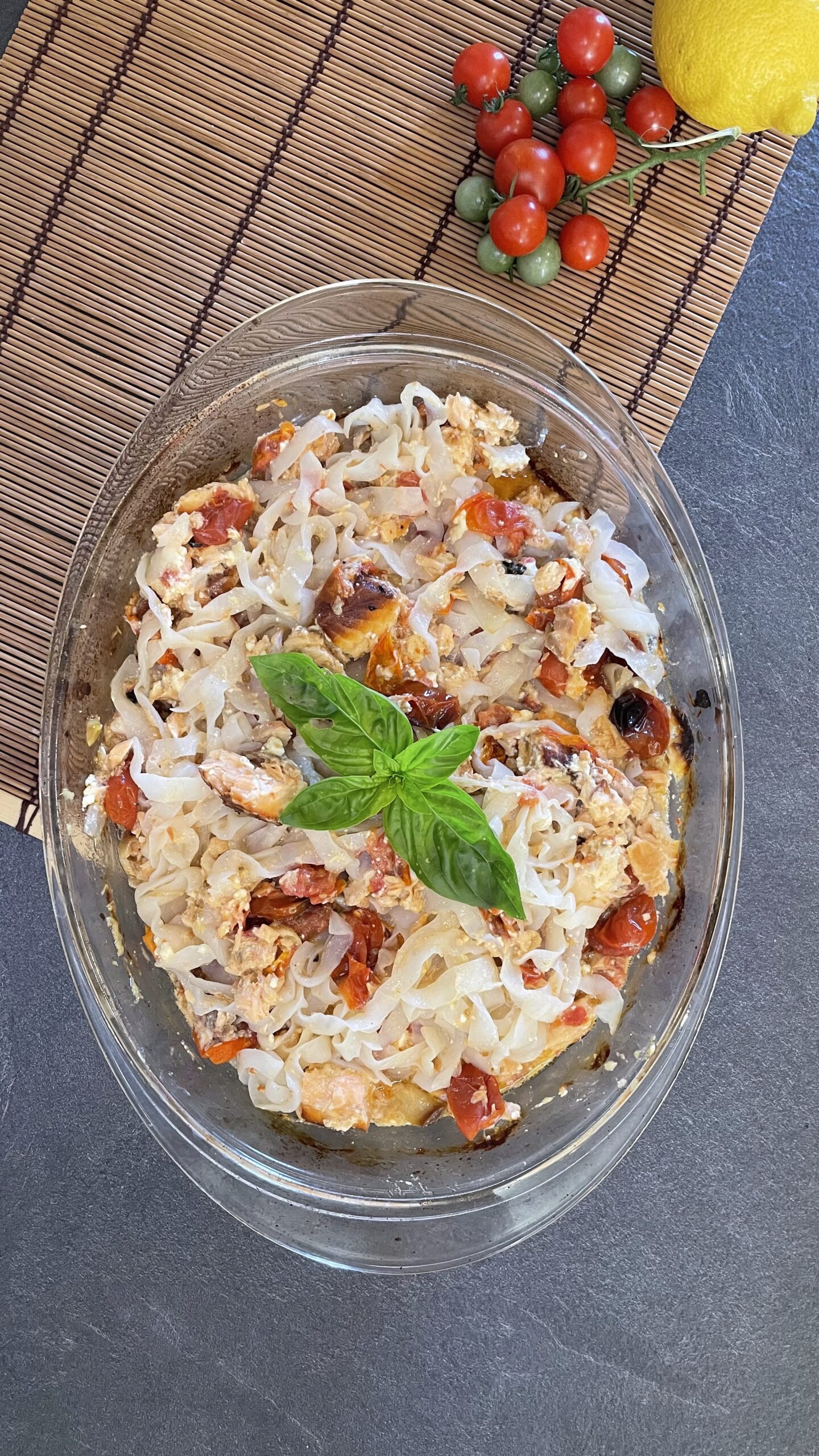 Saladier avec salade colorée et tomate cerise