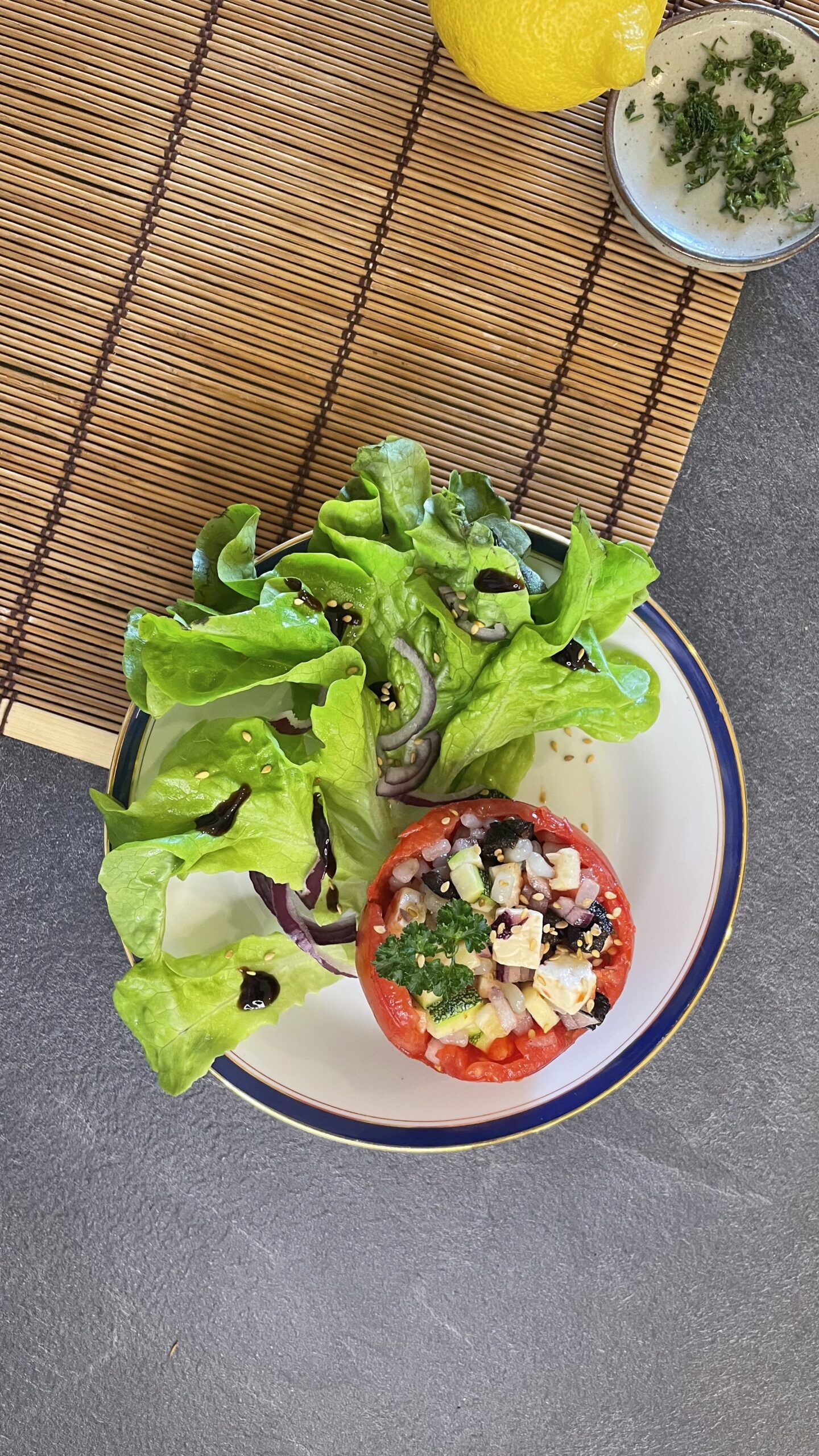 Saladier avec salade colorée et tomate cerise